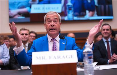 Nigel Farage beherrscht Gestik, Mimik und Nationalpopulismus gleichermaßen. Immer mehr Briten reicht das offenbar.
