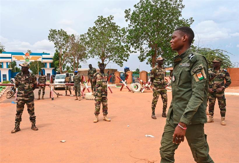 Nigrische Soldaten während einer Demonstration in Niamey vor einer französischen Luftwaffenbasis. Die Demonstranten riefen „Nieder mit Frankreich, nieder mit Ecowas“. 
