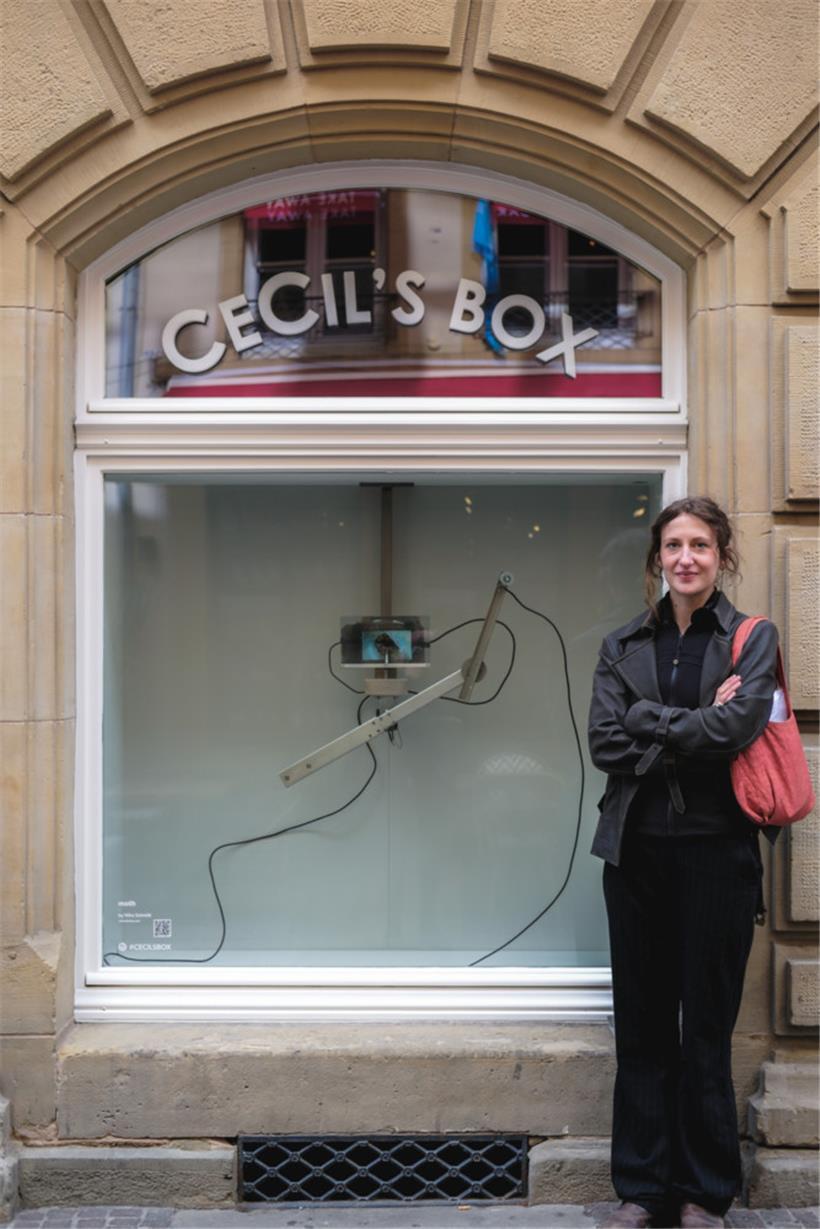 Nika Schmitt devant „Moth“, sa dernière installation cinétique visible à la CeCil’s Box
