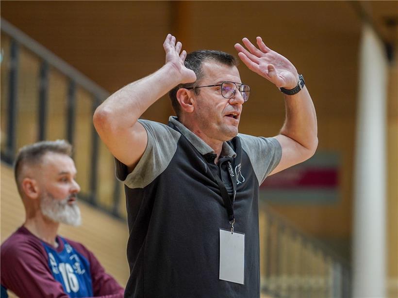 Nikola Malesevic als Trainer von HBD und Red Boys beim Fußball-Training auf dem Spielfeld