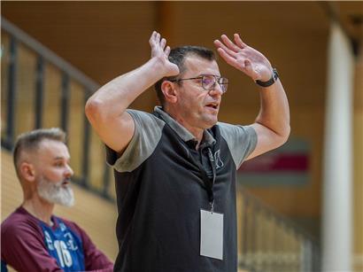 Nikola Malesevic als Trainer von HBD und Red Boys beim Fußball-Training auf dem Spielfeld