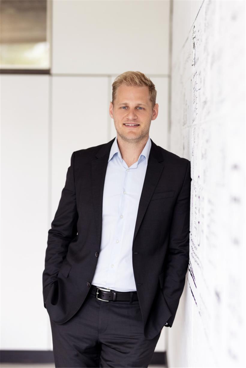 Nils Löhndorf ist seit 2018 Professor für Supply Chain Management und Lehrstuhlinhaber für digitale Beschaffung an der Universität Luxemburg. Nach einem Studium der Betriebswirtschaftslehre an der Universität Mannheim promovierte er 2011 an der Universität Wien zum Thema stochastische Optimierung und erhielt 2017 die Lehrbefugnis für Betriebswirtschaftslehre von der Wirtschaftsuniversität Wien. In seiner Forschung beschäftigt sich…
