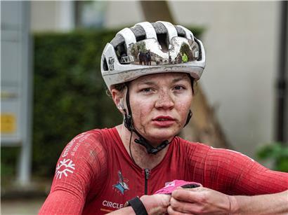 Nina Berton im Nationaltrikot auf Platz drei beim Elsy Jacobs Festival 2024 Radrennen