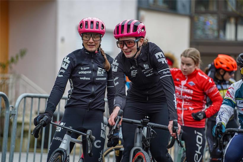 Nina Berton (r.) hatte 18:52 Minuten Rückstand auf die Gesamtsiegerin

