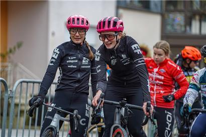 Nina Berton (r.) hatte 18:52 Minuten Rückstand auf die Gesamtsiegerin
