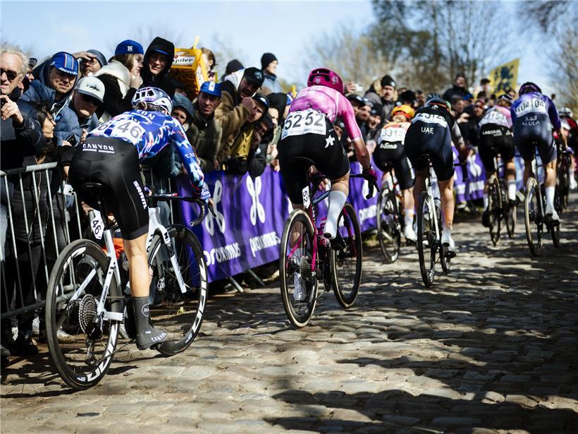 Nina Berton beim Start des Paris-Roubaix Rennens am Sonntag, Radrennen, Profi-Radsportlerin in Aktion