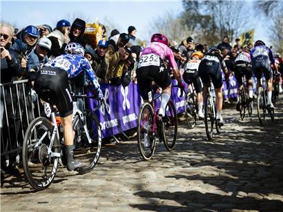 Nina Berton beim Start des Paris-Roubaix Rennens am Sonntag, Radrennen, Profi-Radsportlerin in Aktion
