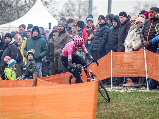 Nina Berton spricht vor Publikum bei Veranstaltung in Diekirch, Live-Auftritt, Event, Rednerin