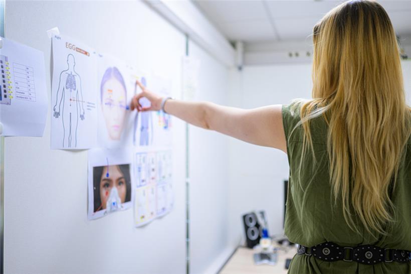 Nina Buntić begleitet die Studienteilnehmer durch die Labortests