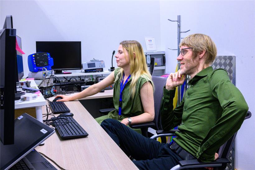 Nina Buntić (l.) und André Schulz (r.) wollen mit ihrer Studie die Mechanismen hinter ME/CFS entschlüsseln
