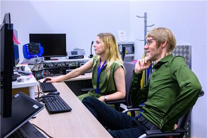 Nina Buntić (l.) und André Schulz (r.) wollen mit ihrer Studie die Mechanismen hinter ME/CFS entschlüsseln
