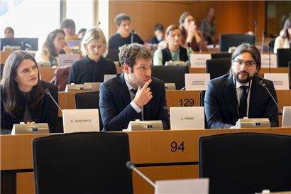 Nina Jankowicz, Omri Preiss (M.) und Samam Nazari während der Anhörung im EU-Parlament in Brüssel
