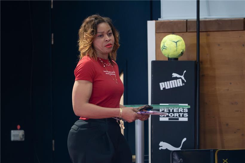 Nina Kanto beobachtet beim Final Four die luxemburgischen Basketballspielerinnen aufmerksam
