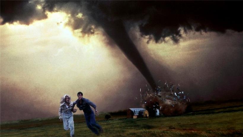 Nix wie weg hier: Helen Hunt und Bill Paxton fliehen im Action-Kracher „Twister“ 1996 vor einem scheunenfressenden Monstertornado – natürlich in Oklahoma
