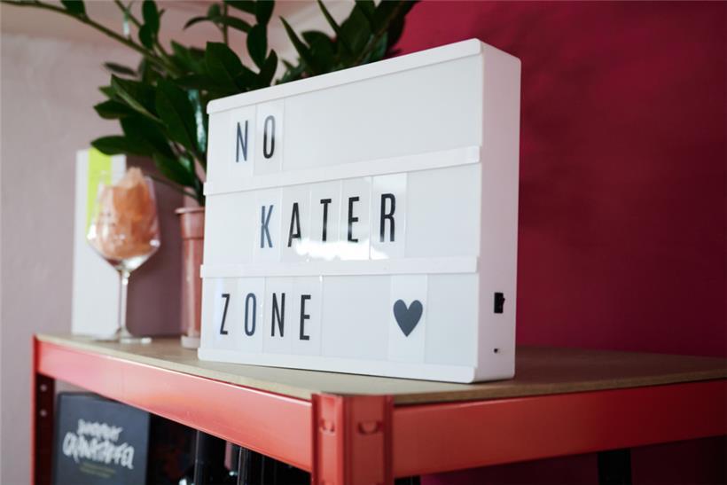 „No Kater Zone“ steht auf einem Schild in einem Null-Prozent-Späti im Bergmannkiez
