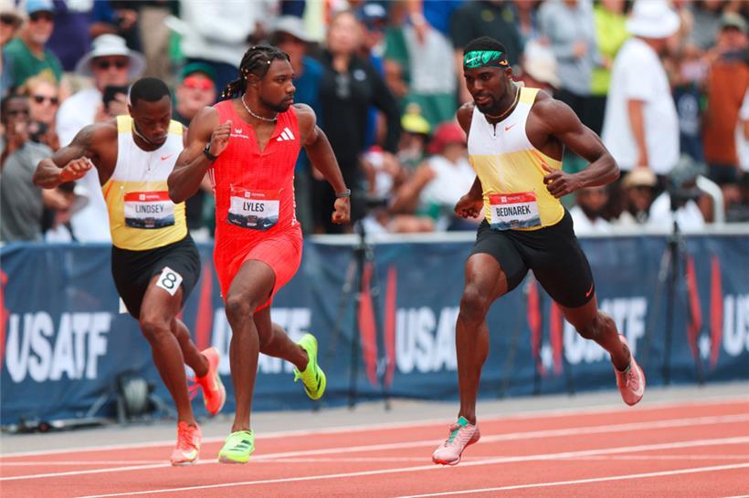 Noah Lyles wirft Kenny Bednarek beim Überqueren der Ziellinie einen provokanten Blick zu
