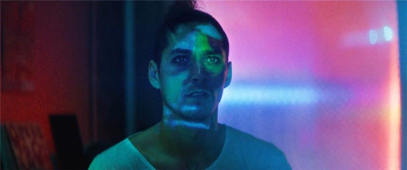 Noah Saavedra spielt Ben im Film „Everything will change“. Der halbdokumentarische Film gibt einen Ausblick auf das Jahr 2054 und fordert zum Handeln auf. In weiteren Hauptrollen spielen Jessamine-Bliss Bell (Cherry) und Paul G Raymond (Fini). Das Trio will herausfinden, was mit ihrem Planeten passiert ist. Und landet mit der Neugier im Heute. 
