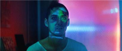 Noah Saavedra spielt Ben im Film „Everything will change“. Der halbdokumentarische Film gibt einen Ausblick auf das Jahr 2054 und fordert zum Handeln auf. In weiteren Hauptrollen spielen Jessamine-Bliss Bell (Cherry) und Paul G Raymond (Fini). Das Trio will herausfinden, was mit ihrem Planeten passiert ist. Und landet mit der Neugier im Heute. 
