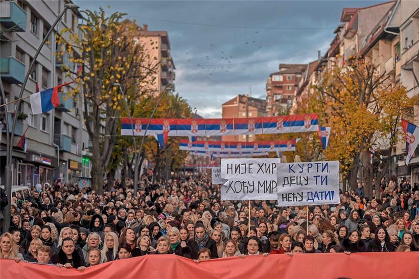 Noch am Mittwoch demonstrierten serbische Frauen in Motrovica, der geteilten Stadt im Norden des Kosovo, gegen die kosovarischen Bestimmungen
