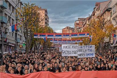 Noch am Mittwoch demonstrierten serbische Frauen in Motrovica, der geteilten Stadt im Norden des Kosovo, gegen die kosovarischen Bestimmungen

