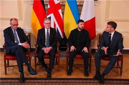 Noch bleibt London pragmatisch: Der britische Premier Keir Starmer (2.v.l.) hatte Anfang der Woche den deutschen Kanzler Friedrich Merz und Frankreichs Präsidenten Emmanuel Macron (r.) zu einem Solidaritätstreffen mit dem ukrainischen Präsidenten Wolodymyr Selenskyj eingeladen
