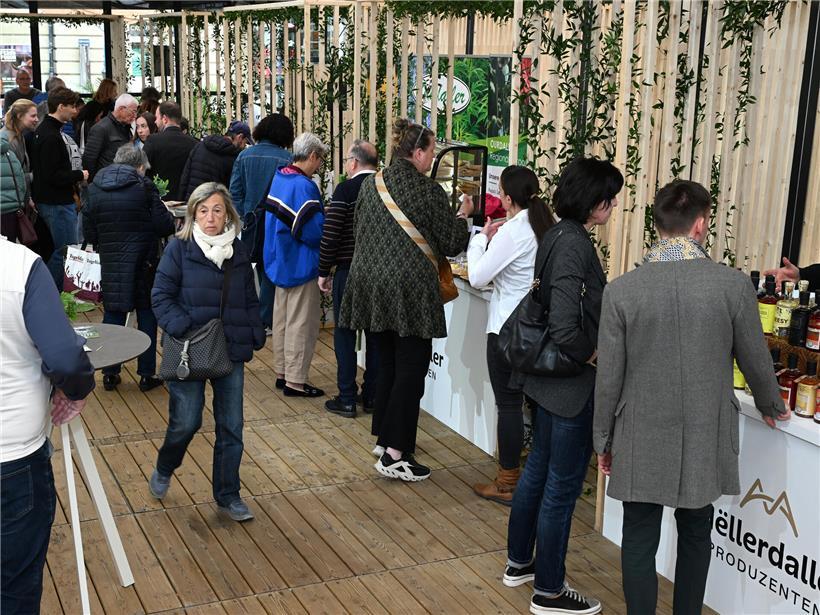 Luxemburger Produkte im Zelt auf dem Place d'Armes, Entdeckung lokaler Spezialitäten am Wochenende