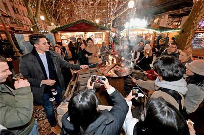 Noch dauert es, bis man sich wieder Marshmallows auf der place d’Armes schmecken lassen kann. Aber schon jetzt wird über den Weihnachtsmarkt diskutiert.
