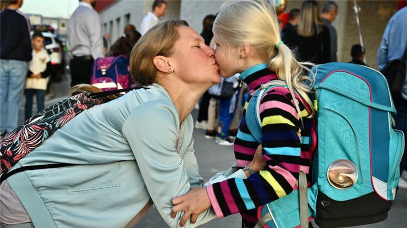 Noch ein Küsschen, bevor es in die Schule geht – dieses Bild dürfte am Freitag vor den Schulen Luxemburgs öfters gesehen worden sein

