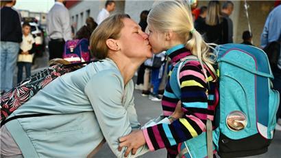 Noch ein Küsschen, bevor es in die Schule geht – dieses Bild dürfte am Freitag vor den Schulen Luxemburgs öfters gesehen worden sein
