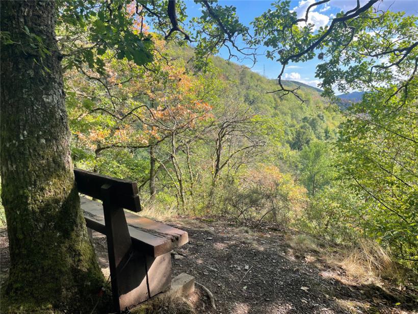 Noch einmal rasten, bevor man sich auf zum letzten Anstieg macht: Von dem zunächst etwas unscheinbar wirkenden Platz aus hat man gegen Ende des Weges erneut eine schöne Aussicht auf die Umgebung
