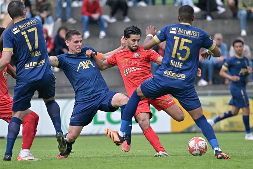 Noch ganz frisch vom Wochenende: Käerjeng (hier u.a. Mathias Jänisch) kassierte ...