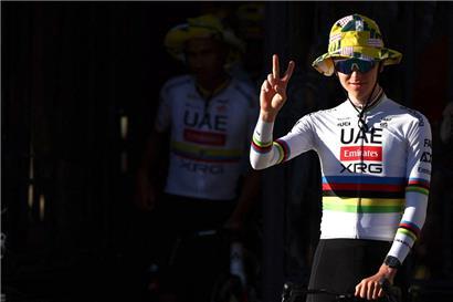 Noch gibt sich Tadej Pogacar entspannt. Am Mittwoch wartet der nächste Härtetest.
