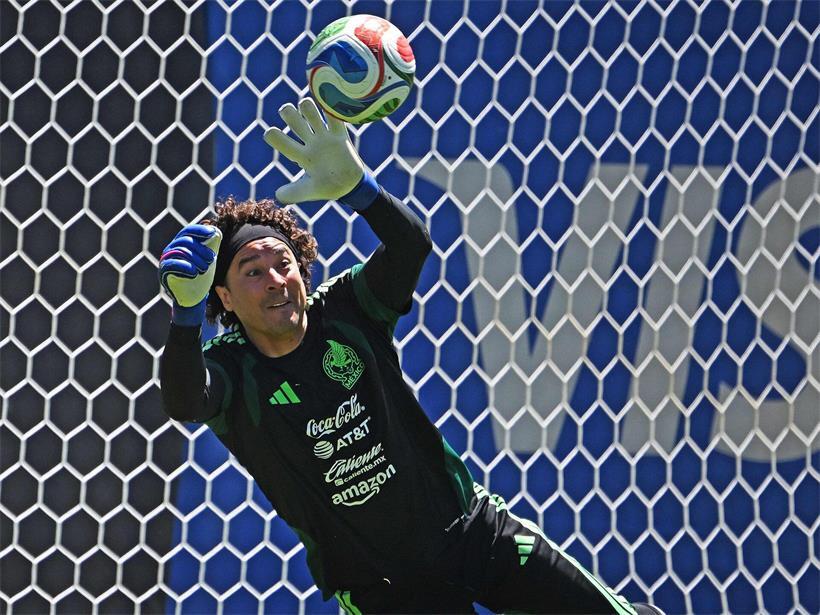 Noch immer mit schwarzem Haarband: Guillermo Ochoa