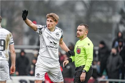 Mamers Fußballer Mickaël Jager als wichtiger Torjäger im Spiel auf dem Spielfeld