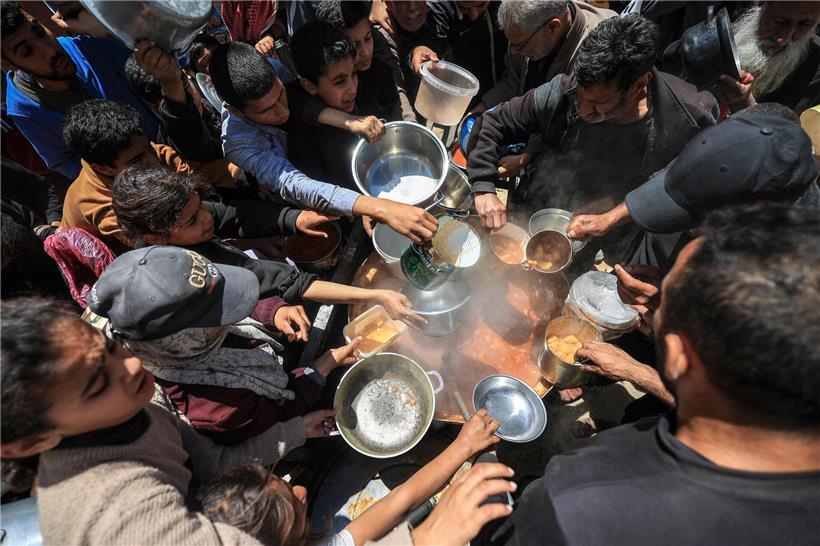 Menschen im Gazastreifen erhalten warme Mahlzeiten in Suppenküchen, unterstützt durch humanitäre Hilfe