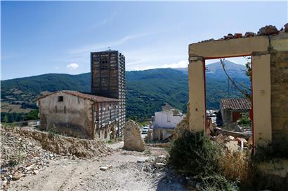 Noch immer stehen Trümmer im historischen Dorf Accumoli, vier Jahre nachdem bei einem Erdbeben in dem Gebiet rund 300 Menschen ums Leben gekommen sind
