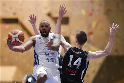 Noch ist die Titelverteidigung drin: Jairo Delgado (in Weiß) und Ettelbrück wollen die schwierigen letzten Wochen mit dem Einzug ins Finale der Coupe de Luxembourg vergessen machen
