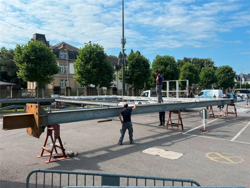 Noch ist es schwer zu erkennen, doch schon bald wird auf dem Glacis wieder das bunte Eingangsportal zur Schobermesse stehen
