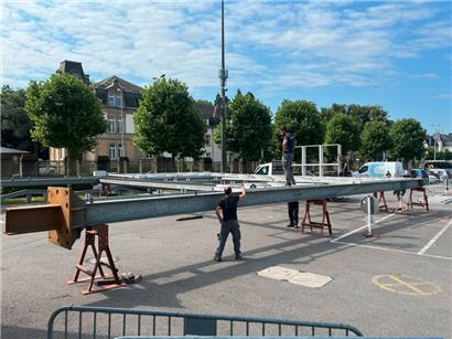 Noch ist es schwer zu erkennen, doch schon bald wird auf dem Glacis wieder das bunte Eingangsportal zur Schobermesse stehen
