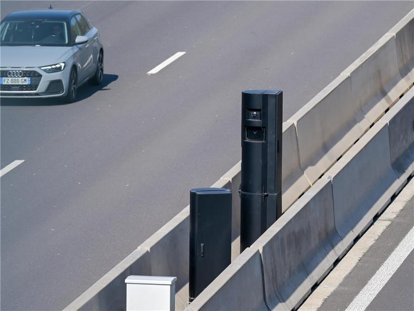 Spezial-Radarfallen an der A3 prüfen Mitfahrspur auf Mitfahrer zur Verkehrsüberwachung und Blitzerkontrolle