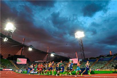 Noch lag Charel Grethen an zweiter Position gut im Rennen, dann brachte ihn ein Tritt in die Ferse kurz aus dem Rhythmus
