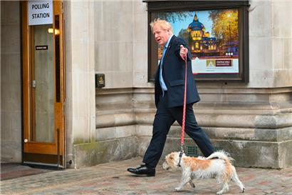 Noch mal gutgegangen: Der britische Premier Boris Johnson bei seiner Stimmabgabe am Donnerstag
