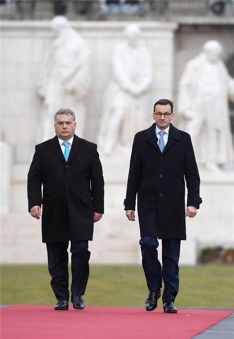Noch marschieren sie zusammen: der polnische Regierungschef Mateusz Morawiecki (r.) und sein ungarischer Amtskollege Viktor Orban
