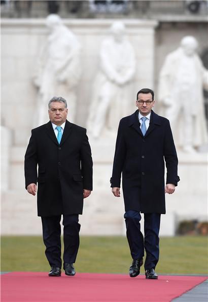 Noch marschieren sie zusammen: der polnische Regierungschef Mateusz Morawiecki (r.) und sein ungarischer Amtskollege Viktor Orban

