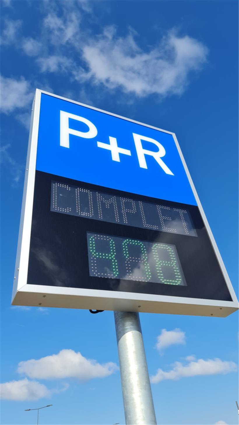 Noch nicht ganz „complet“ – von 480 Parkplätzen waren am Sonntagabend noch 478 f...