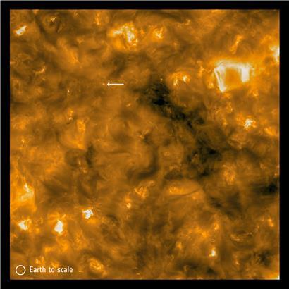 Noch nie wurde die Sonne mit solcher Schärfe fotografiert. Der Pfeil deutet auf ein Phänomen, das die Forscher als „Lagerfeuer“ bezeichnen.
