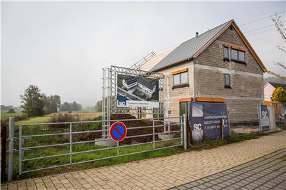 Noch prägen freistehende Einfamilienhäuser, (renovierte) Bauernhöfe und neumodische Villen das Bild der ländlichen Gemeinde Schüttringen. Ihr Anteil am gesamten Wohnungspark liegt bei 91 Prozent. Wohnresidenzen machen nur knapp 5 Prozent aus. 
