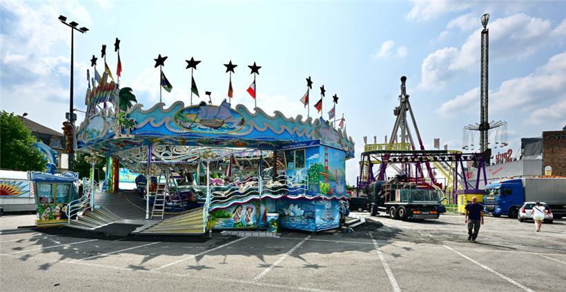 Noch sieht es am Glacis so aus, spätestens am Freitag muss alles aufgebaut und bereit sein, damit um 17 Uhr die ersten Besucher der diesjährigen Schueberfouer empfangen werden können
