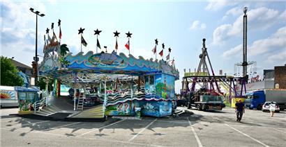 Noch sieht es am Glacis so aus, spätestens am Freitag muss alles aufgebaut und bereit sein, damit um 17 Uhr die ersten Besucher der diesjährigen Schueberfouer empfangen werden können
