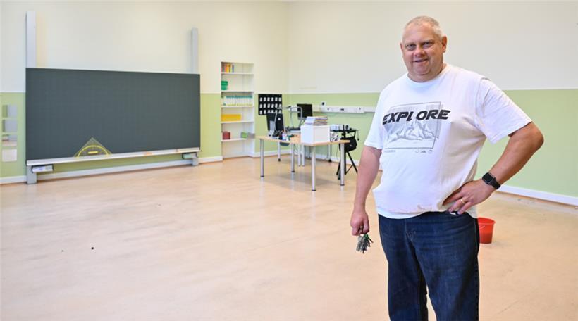 Noch sind die Klassenzimmer in der Brillschule in Esch leer, doch gemeinsam mit vielen anderen sorgt Hausmeister Marco Kirsch dafür, dass alles bereit für den Schulbeginn in einer Woche ist
